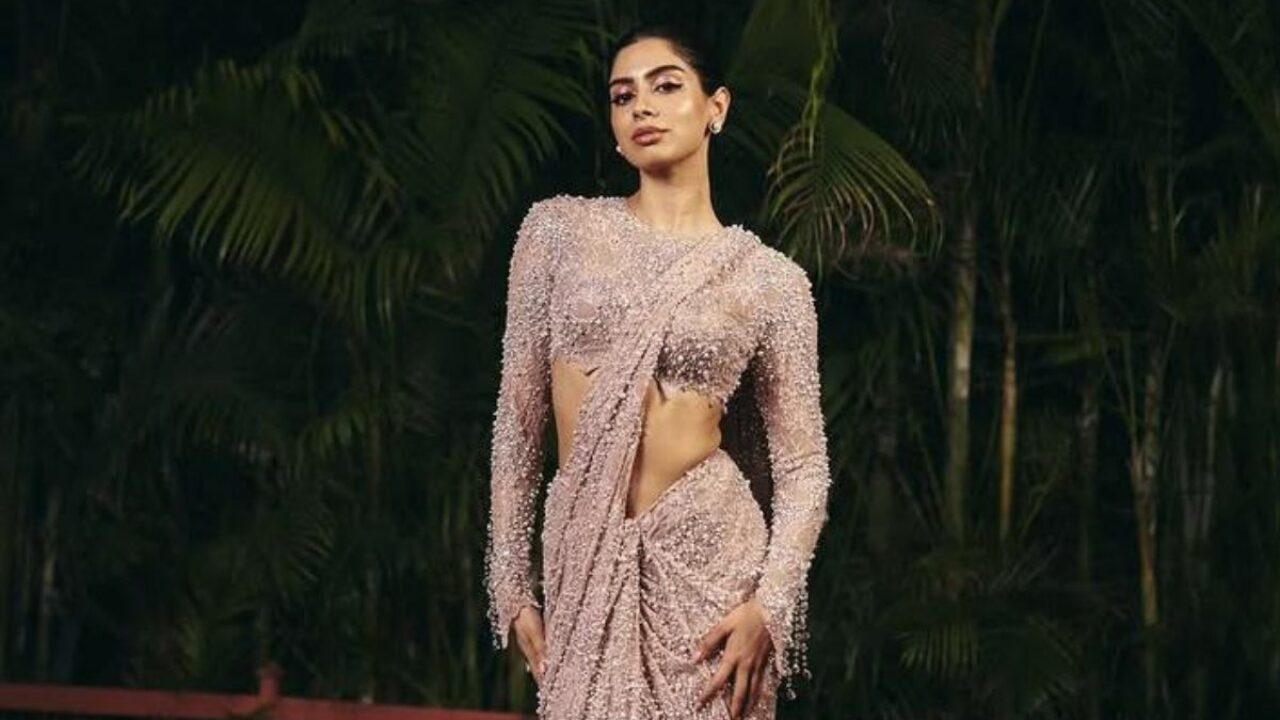 এক রঙা পোশাকে খুশির উপস্থিতি সবসময়ই চোখে পড়ার মতো। সাদা, কালো, ধূসর—যে রঙই হোক না কেন, তিনি জানেন কীভাবে সেটিকে জীবন্ত করে তুলতে হয়।